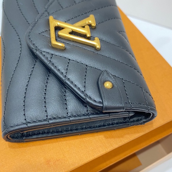 LOUIS VUITTON
Black Leather New Wave Compact Wallet - Picture 3 of 14